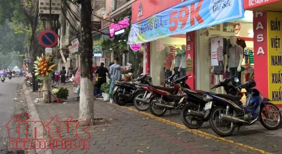 Để xe máy trên vỉa hè thế nào không bị phạt? ảnh 1
